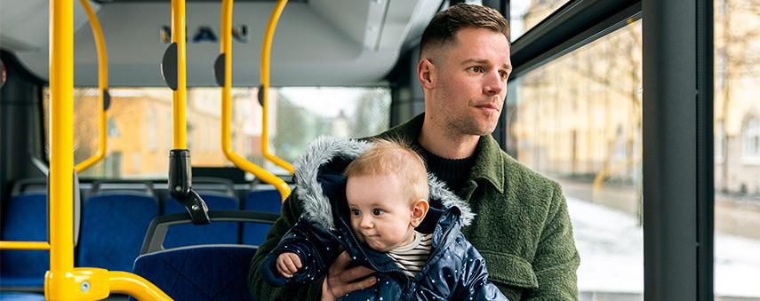 Pappa och barn på bussen